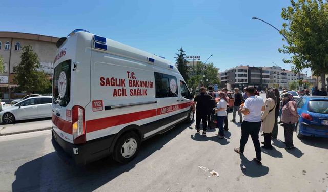 Otomobilin çarptığı genç kadın yaralandı