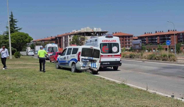 Polis aracına otomobil çarptı: 1'i polis 1'i bekçi toplam 6 yaralı