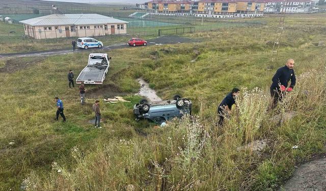Sarıkamış'ta yağış kazaya neden oldu: Hafif ticari araç şarampole devrildi, 2 yaralı