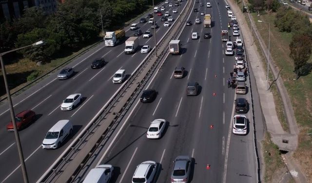 Sultangazi'de 10 araç birbirine girdi: Trafik yoğunluğu havadan görüntülendi