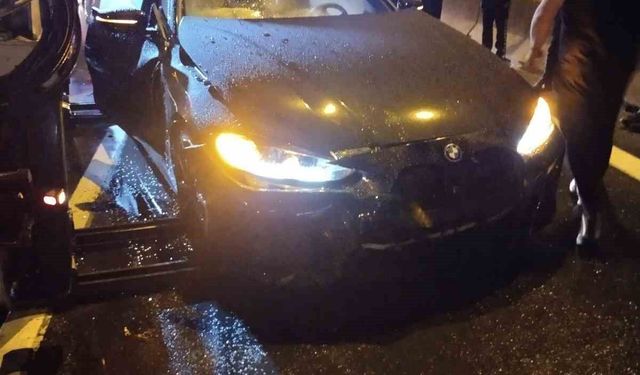 Üç aracın karıştığı zincirleme trafik kazasında 4 kişi yaralandı.