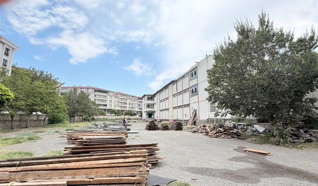 Tarihi Iğdır Lisesi Yıkılıyor