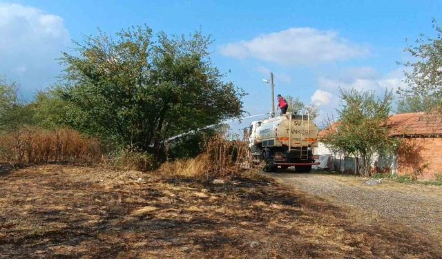 Yangın köy evlerine sıçramadan söndürüldü