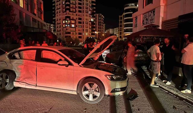Zincirleme kaza: 5 araca hasar veren sürücü olay yerinden kaçtı