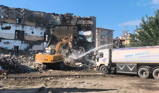 IĞDIR’DA DEPREME DAYANIKSIZ OKULLARIN YIKIMI SÜRÜYOR: ZİYA GÖKALP ORTAOKULU DA YIKILMAYA BAŞLANDI