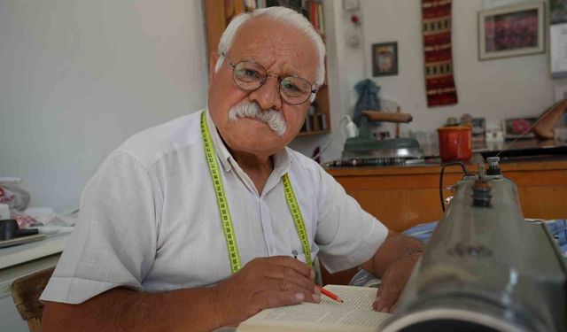 55 yıllık terzi, boş vakitlerini kitap okuyarak geçiriyor