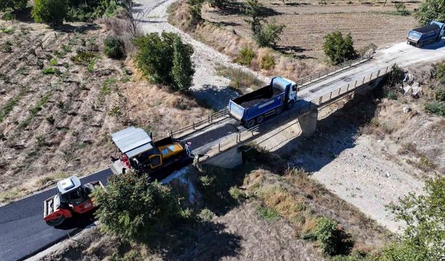 6 kilometrelik yolu sıcak asfaltla buluşturuyor