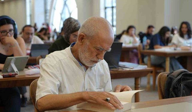 76 yaşındaki adamın kitap aşkı
