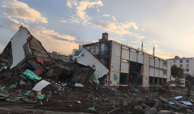 IĞDIR'IN İLK OKULUNDA YIKIM BAŞLADI: MAHALLE SAKİNLERİNDEN "PARK" ÇAĞRISI