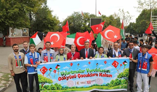 Ağrı'da bin öğrenci Gazze için yürüdü, uçurtmalarını gökyüzüne bıraktı