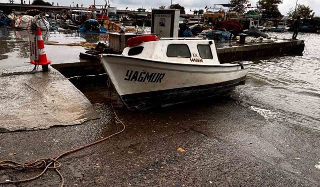 Akçakoca'da fırtına balıkçı barınağını vurdu: 4 tekne battı