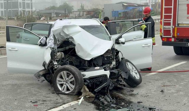 Araç direğe çarptı: 1 ölü, 3 yaralı