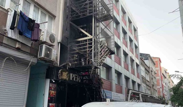 Bakırköy'de 6 katlı otelde yangın: 12 yaralı