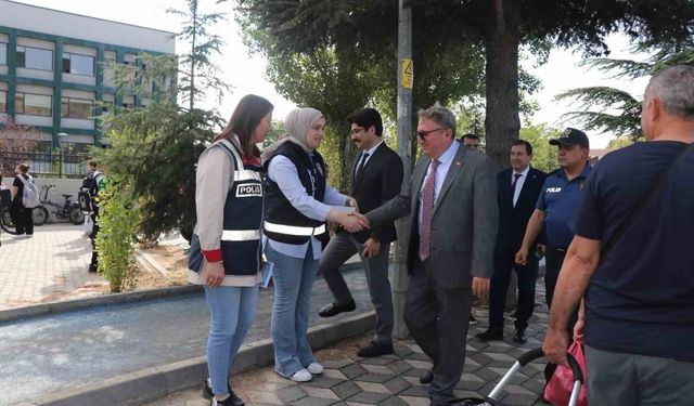 Bilecik'te okul önlerinde yaya ve sürücülere trafik bilgilendirmesi