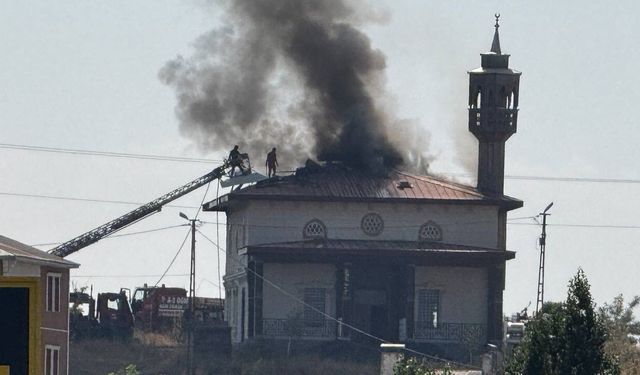 Caminin çatısında çıkan yangın paniğe neden oldu