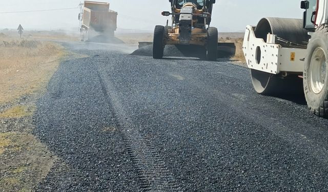Iğdır İl Özel İdaresi’nden Köy Yollarında Asfalt Seferberliği
