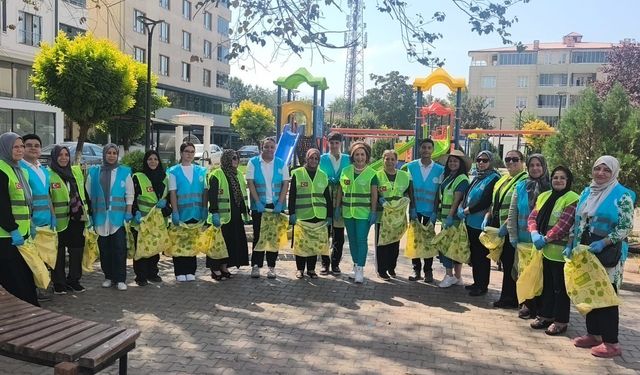 IĞDIR’DA "BENİM ŞEHRİM BENİM EVİM" SEFERBERLİĞİ: ANNELER VE ESNAF ENGELSİZ PARKI TEMİZLEDİ