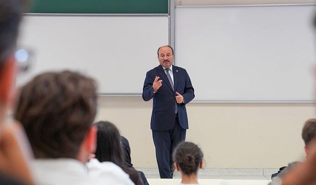 ETÜ'de 2026-2027 akademik yılının ilk dersini 'Terörsüz Türkiye' temasıyla Rektör Çakmak verdi