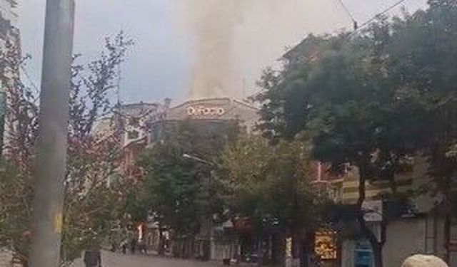 Giyim mağazasının çatısında yangın çıktı