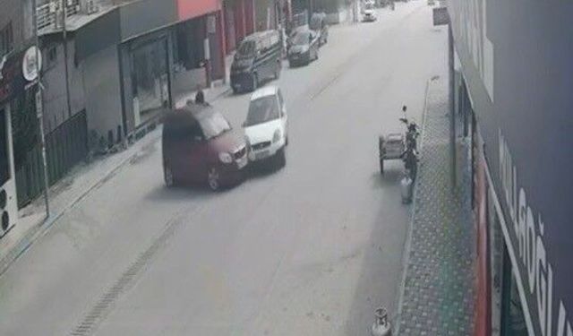 İki otomobilin çarpıştığı kaza kamerada: 2 yaralı