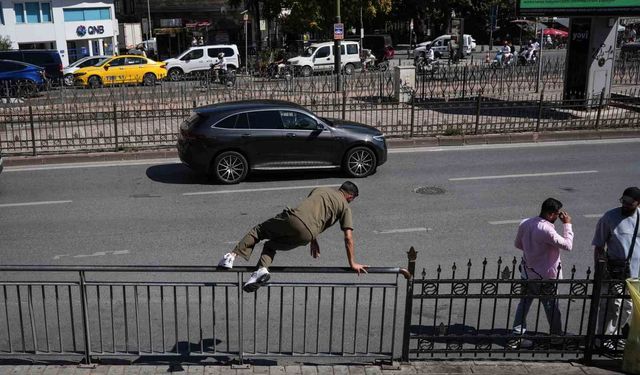 Karaköy'de yayaların bariyerlerle imtihanı, alt geçit var, kısa yol yok