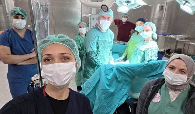 Karnındaki 13 santimetrelik kitle başarıyla çıkarıldı: Hasta sağlığına kavuştu