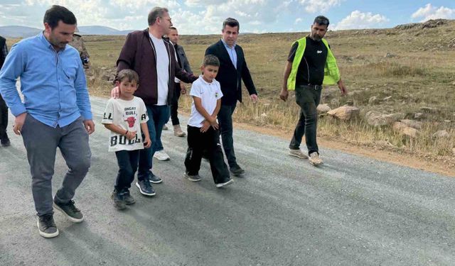 Köy yollarını inceledi, çocuklar yalnız bırakmadı