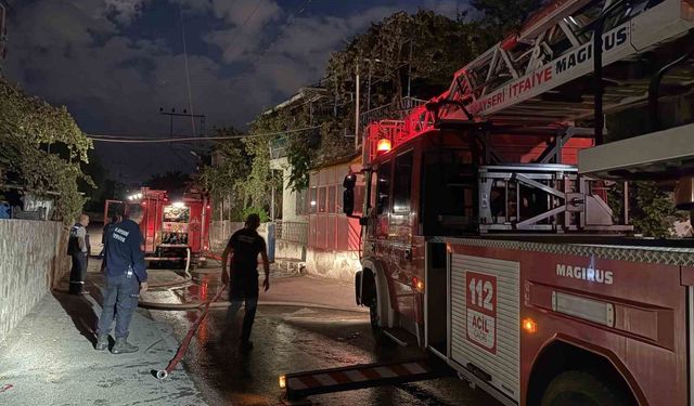 Mangaldan çıkan yangın evin çatısını küle çevirdi