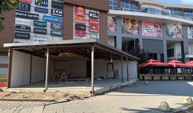 MNG AVM önünde kaldırım işgali 'Gecekondu gibi dükkan' tepki çekiyor