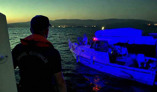Motor arızası yapan tekne ve içindeki iki kişi kurtarıldı