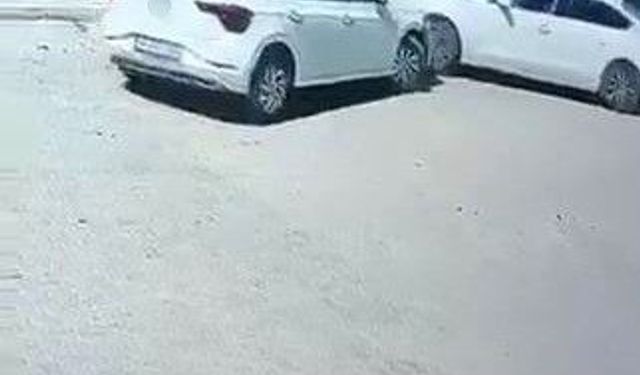 Önce park halindeki araca, ardından duvara çarptı