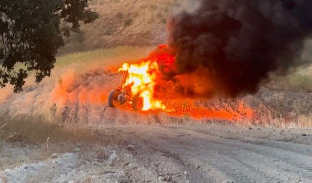 Tarlada  çalışan traktör alev alev yandı