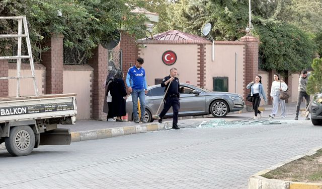 IĞDIR’DA KAVŞAĞI DÖNEN CAM YÜKLÜ ARAÇTAN CAMLAR YOLA SAÇILDI