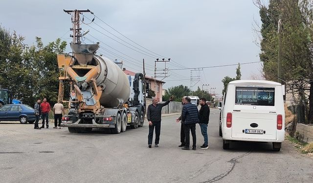 BETON MİKSERİ İLE YOLCU MİNİBÜSÜ ÇARPIŞTI