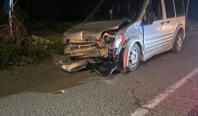 IĞDIR–KARAKOYUNLU YOLUNDA KORKUTAN KAZA! OTOMOBİLİN ÖNÜ TANINMAZ HALE GELDİ