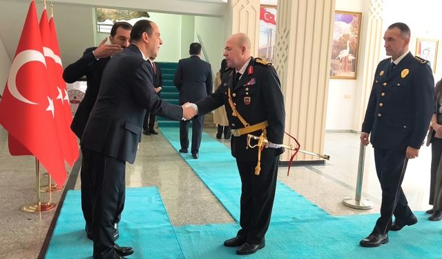 Cumhuriyet Bayramı Dolayısıyla Vatandaşlar Valilikte Ağırlandı
