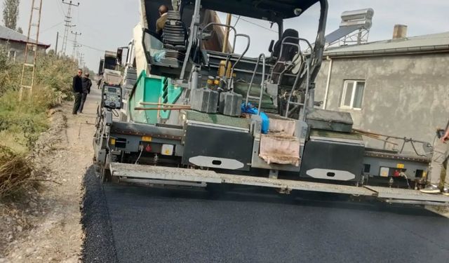 YUKARI ÇAMURLU KÖYÜ OKUL YOLUNDA BİTÜMLÜ SICAK ASFALT MÜJDESİ