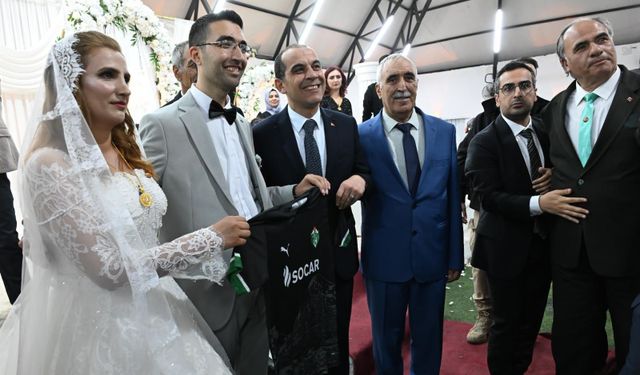 Vali Taşolar Düğünde Genç Çifte Iğdır FK Forması Hediye Etti