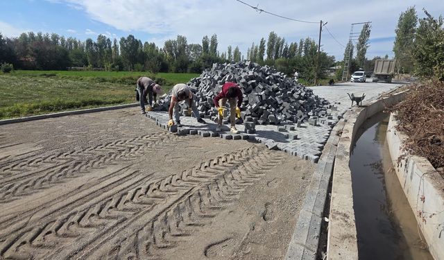 IĞDIR KÖYLERİNDE KİLİT PARKE HAMLESİ: ÜÇ KÖY TAMAMLANDI, TACİRLİ’DE SONA YAKLAŞILDI