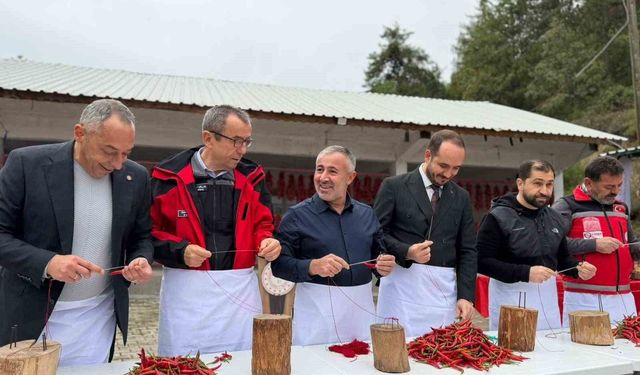 Acı biberi yiyerek yarıştılar