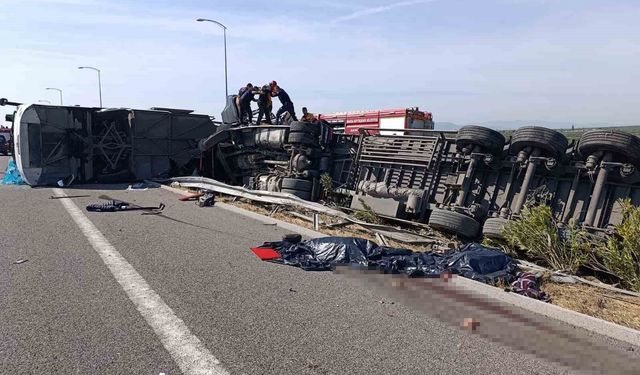 Akhisar İstanbul otobanında çekici ile yolcu otobüsünün çarpışması sonucu ilk belirlemelere göre çok sayıda kişi yaralanırken 11 kişi hayatını kaybetti.