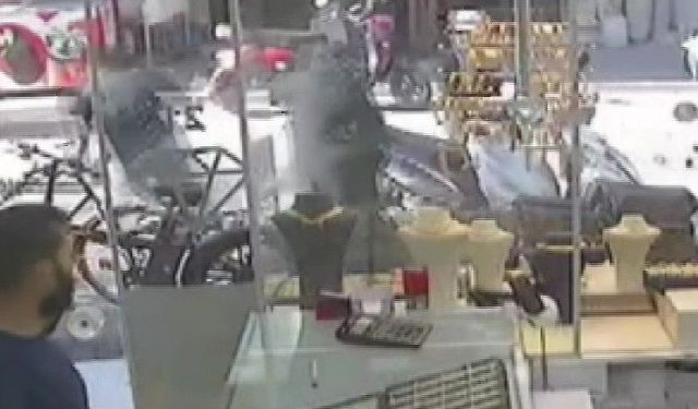 Çantayı kapıp kaçtılar, kadın peşlerinden koştu