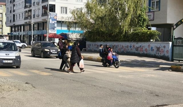 IĞDIR’DA VELİLER “OKUL ÖNLERİNE TRAFİK EKİBİ İSTİYOR!”