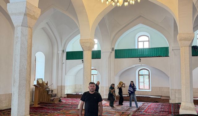 AĞDAM’DA CAMİ MİNARESİNDEN GÖZETLEME, İBADETHANEDE DOMUZ VE HAYVANLAR!