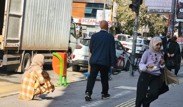 Çocuklu Dilenciler Vatandaşı Bıktırdı: Belediye Meydanında Tepki Çeken Görüntüler