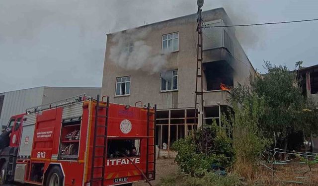 Ev yangınında mahsur kalan kadın kurtarıldı