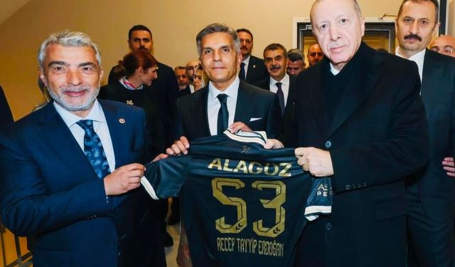 Cumhurbaşkanı Erdoğan’a Alagöz Holding Iğdır FK Forması Hediye Edildi