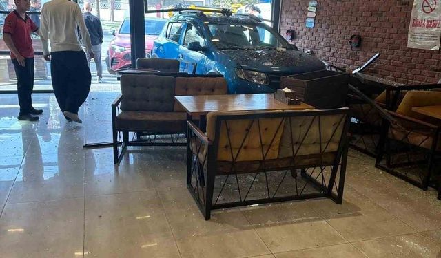 Kadın sürücünün çarptığı park halindeki otomobil börekçiye daldı