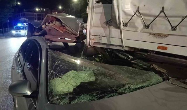 Kamyonete çarpan otomobil hurdaya döndü: 1 yaralı