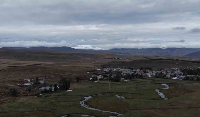 Kars'ta dağların zirvesi beyaza büründü